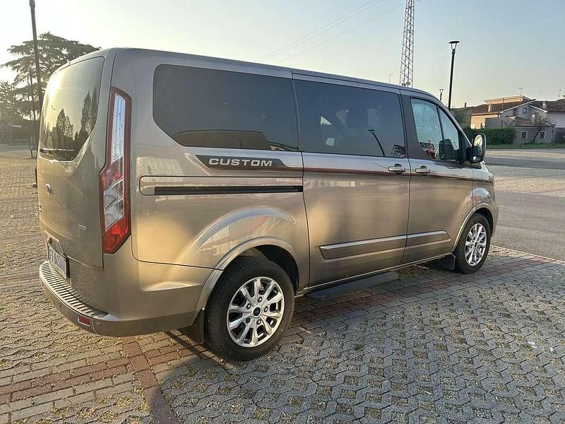 Usata Ford Tourneo Custom Titanium 133 CV (97 kW) 2018 Beige Furgone