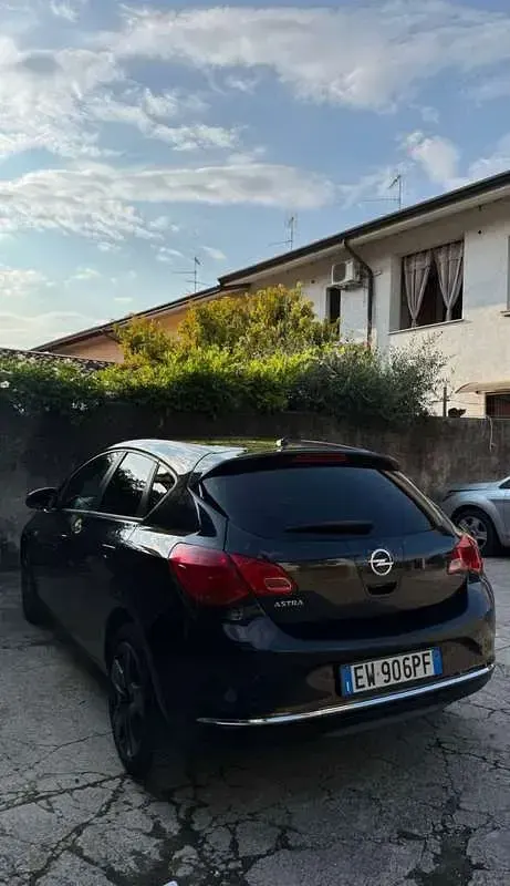 Usata Opel Astra 140 CV (102 kW) 2014 Berlina