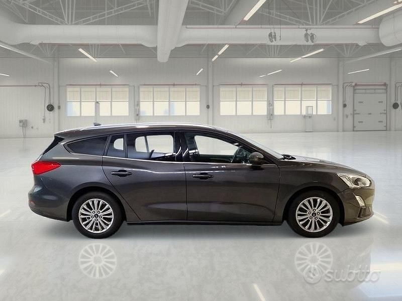 Begagnad Ford Focus Titanium 120 HK (88 kW) 2019 Grå Kombi