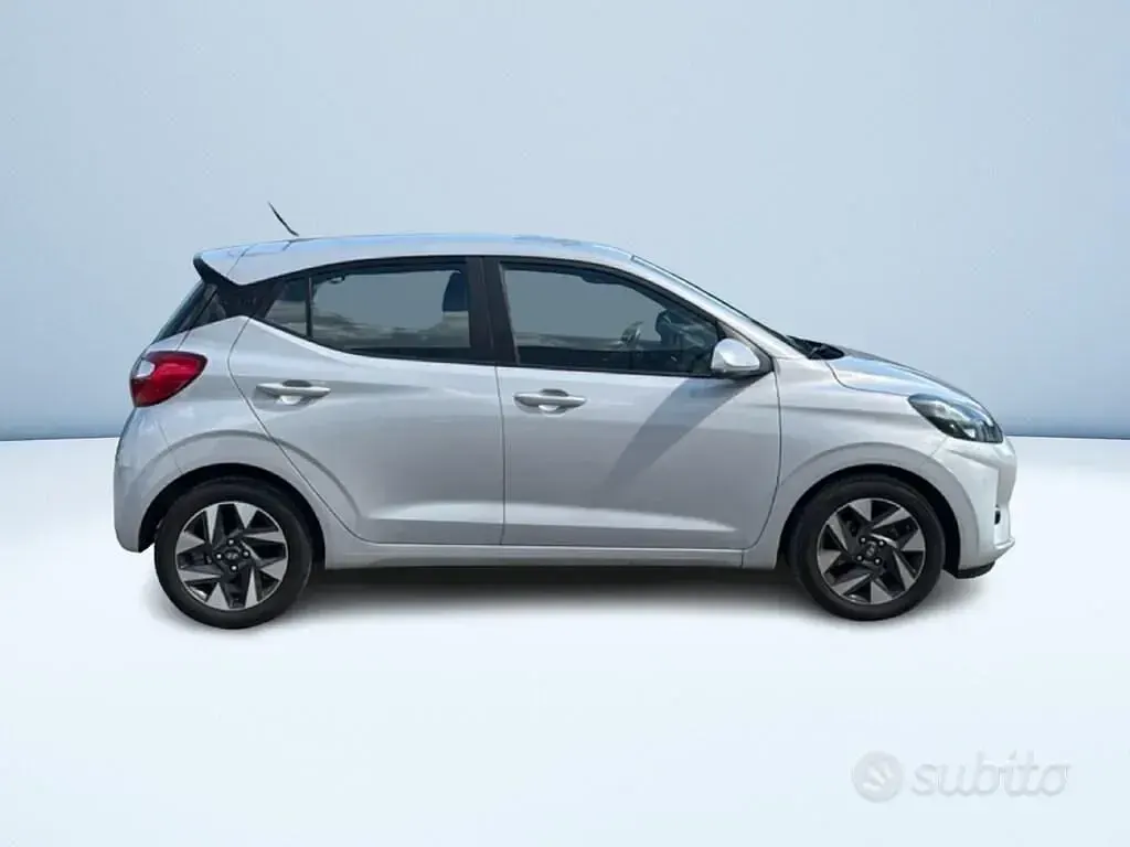 Usata Hyundai i10 67 CV (49 kW) 2023 Argento metallizzato Utilitaria