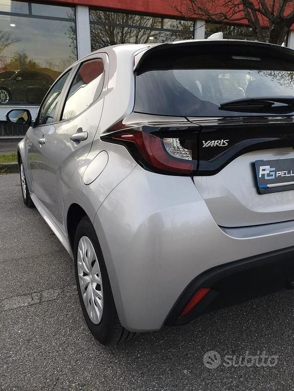 Usata Toyota Yaris Business Edition 72 CV (52 kW) 2023 Argento Utilitaria
