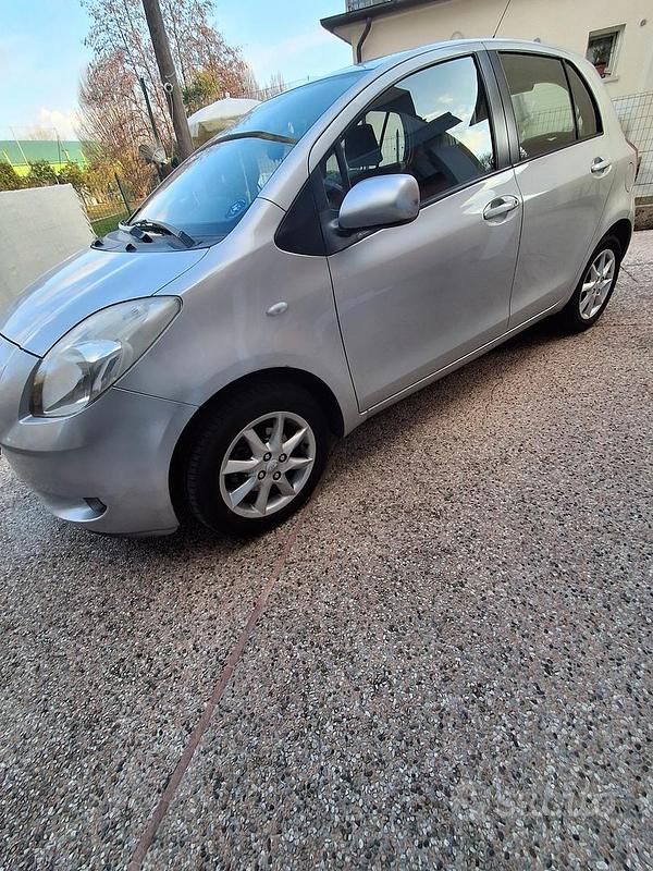 Usata Toyota Yaris Sol 87 CV (63 kW) 2008 Grigio Berlina