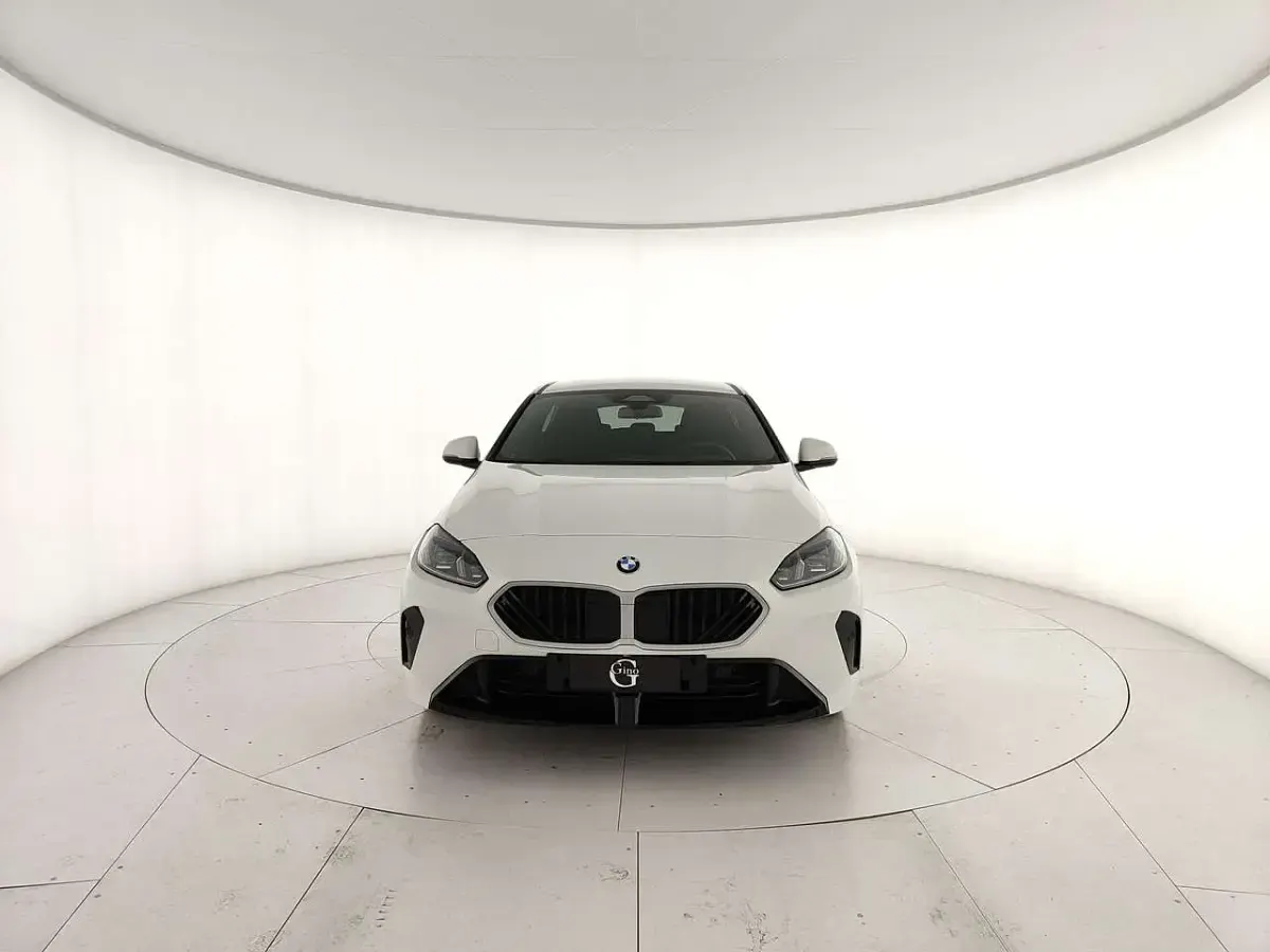 Nuova BMW 118 150 CV (110 kW) 2026 Alpin white pastello Utilitaria