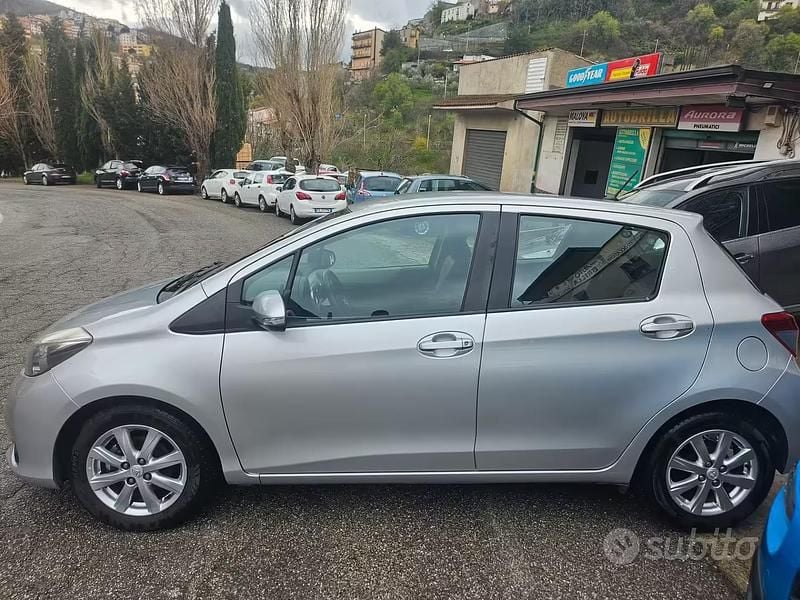 Usata Toyota Yaris Lounge 90 CV (66 kW) 2012 Grigio Utilitaria