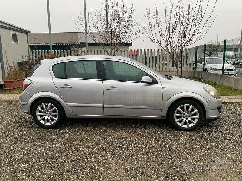 Usata Opel Astra Club 105 CV (77 kW) 2006 Grigio Berlina