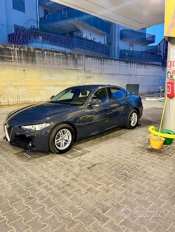 Usata Alfa Romeo Giulia 150 CV (110 kW) 2019 Grigio Berlina