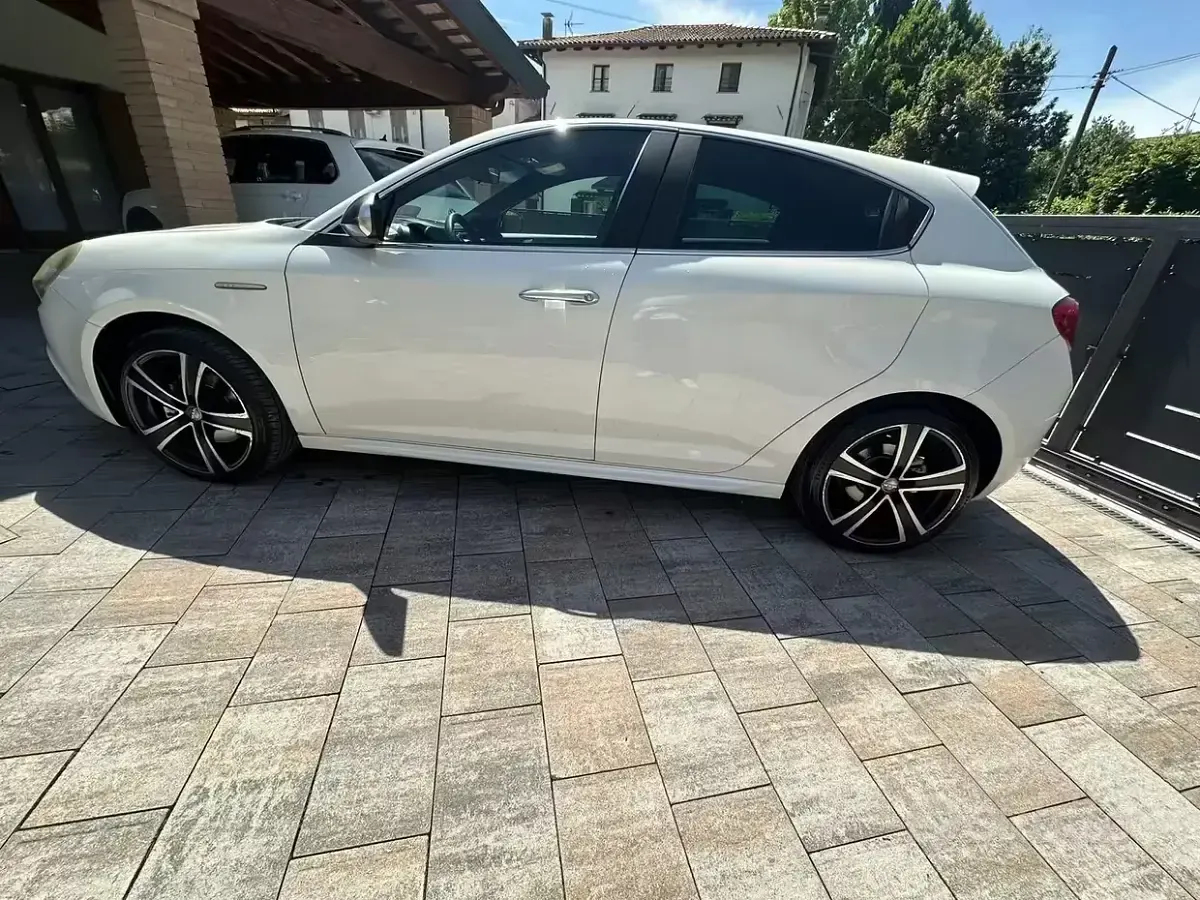 Usata Alfa Romeo Giulietta 130 CV (95 kW) 2012 Bianco Utilitaria