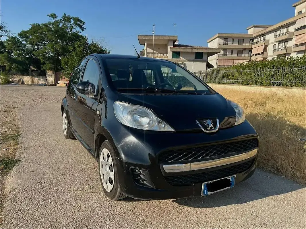 Usata Peugeot 107 Access 68 CV (50 kW) 2010 Nero Utilitaria