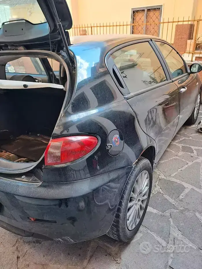 Usata Alfa Romeo 147 116 CV (85 kW) 2007 Nero Utilitaria