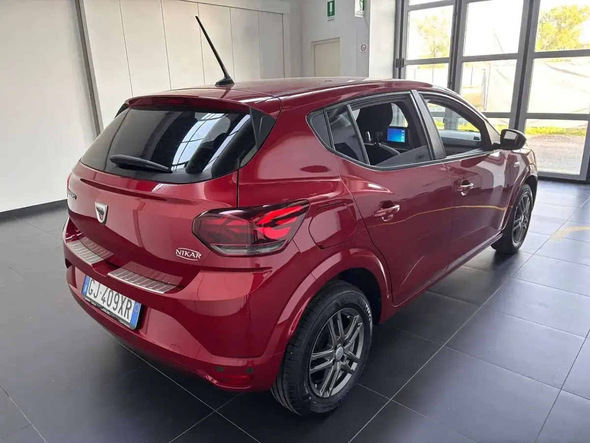 Usata Dacia Sandero Comfort 101 CV (74 kW) 2022 Rosso fusion Berlina