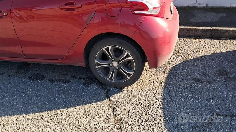 Usata Peugeot 208 Allure 68 CV (50 kW) 2015 Rosso Utilitaria