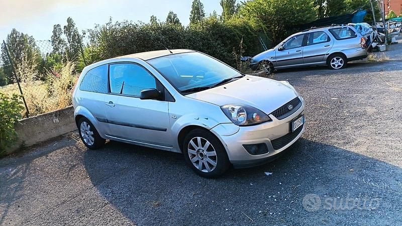Usata Ford Fiesta 68 CV (50 kW) 2006 Grigio Utilitaria