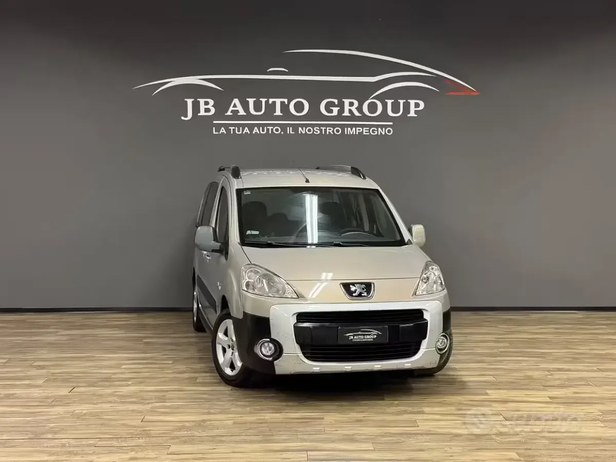 Begagnad Peugeot Partner Tepee Outdoor 90 HK (66 kW) 2010 Brun Minibuss
