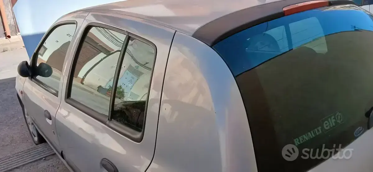 Usata Renault Clio II 75 CV (55 kW) 2002 Grigio Berlina