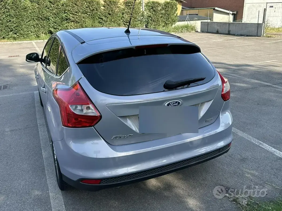 Usata Ford Focus 95 CV (69 kW) 2012 Grigio Berlina
