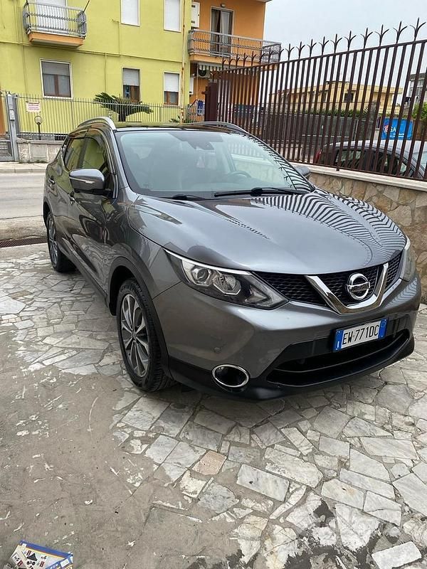 Grigio Usata 2014 Nissan Qashqai SUV | 9999 € - Immagine 1/4