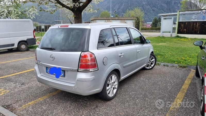 Usata Opel Zafira 150 CV (110 kW) 2008 Grigio Monovolume