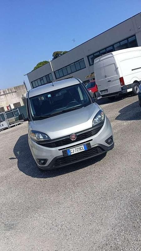 Usata Fiat Doblò Lounge 120 CV (88 kW) 2022 Argento Monovolume