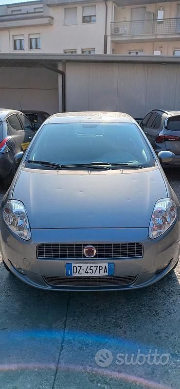 Grigio Usata 2009 Fiat Grande Punto Due volumi | 3300 € (Cara) - Immagine 1/4