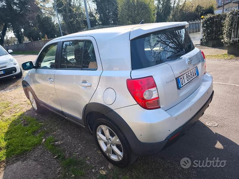 Usata Toyota Urban Cruiser 90 CV (66 kW) 2009 Grigio Utilitaria