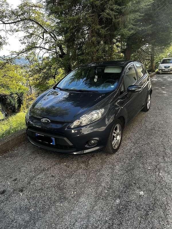 Usata 2009 Ford Fiesta Due volumi | 4400 € (Buon prezzo) - Immagine 1/4