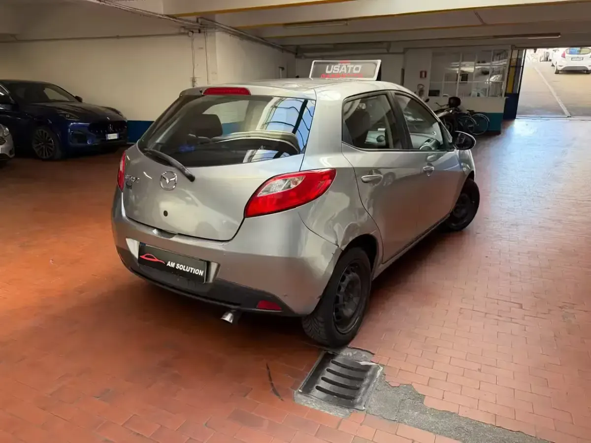 Usata Mazda 2 75 CV (55 kW) 2010 Argento Utilitaria