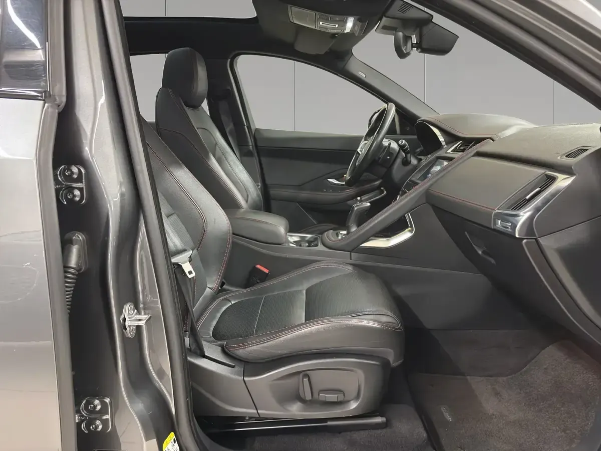 Usata Jaguar E-Pace Chequered Flag 180 CV (132 kW) 2019 Antracite metallizzato SUV