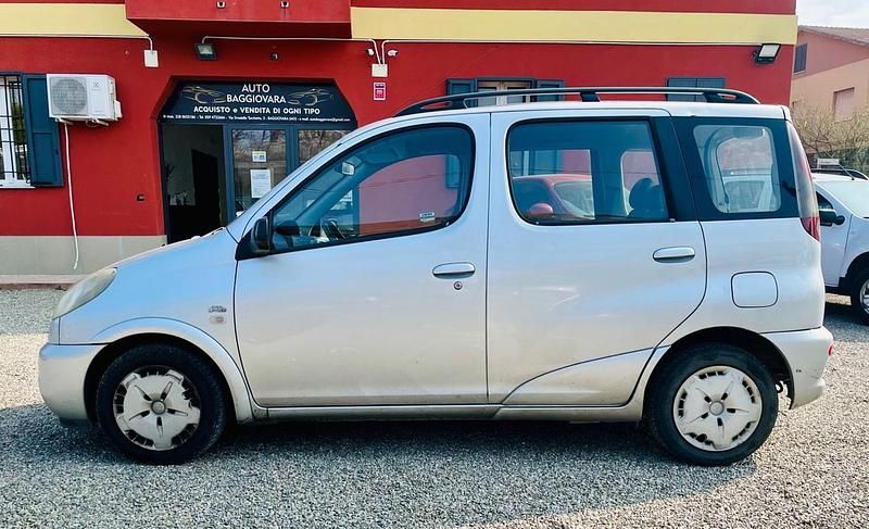 Usata Toyota Yaris Verso Luna 75 CV (55 kW) 2002 Argento Monovolume