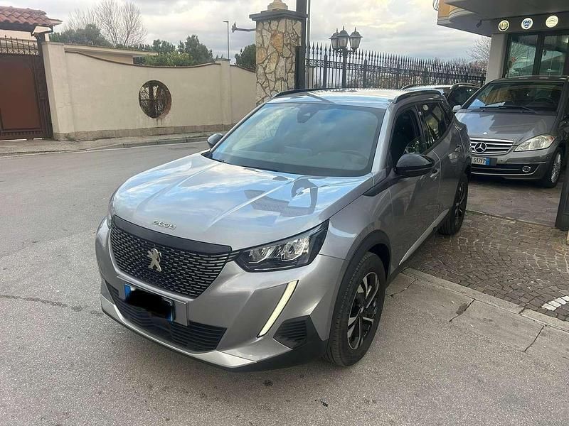 Usata Peugeot 2008 Allure 102 CV (75 kW) 2023 Argento SUV