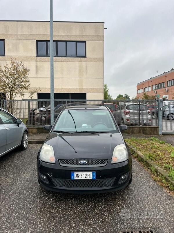 Usata Ford Fiesta 53 CV (38 kW) 2008 Nero Utilitaria