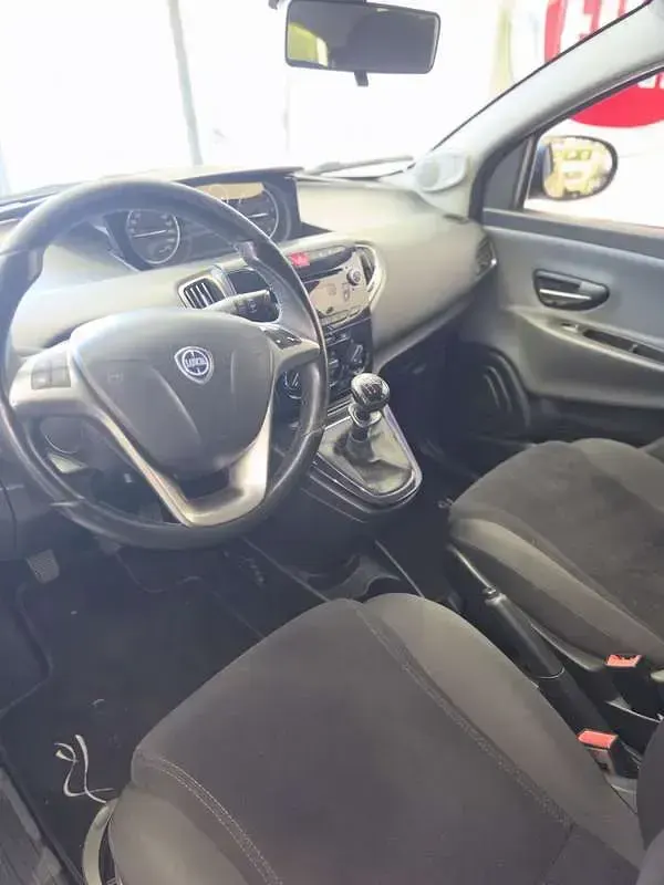 Usata Lancia Ypsilon Silver 69 CV (50 kW) 2012 Utilitaria