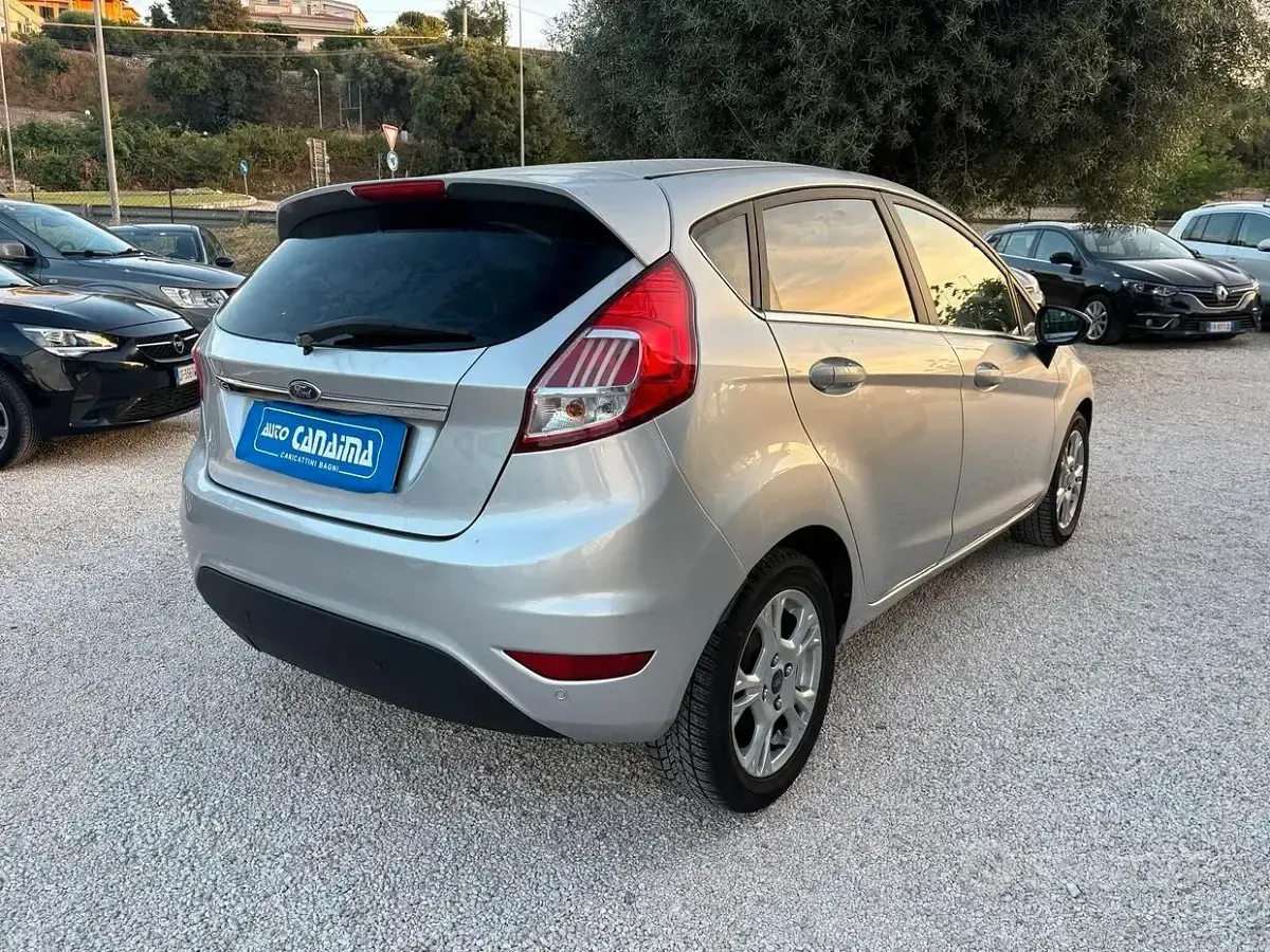 Usata Ford Fiesta Titanium 86 CV (63 kW) 2018 Grigio Utilitaria