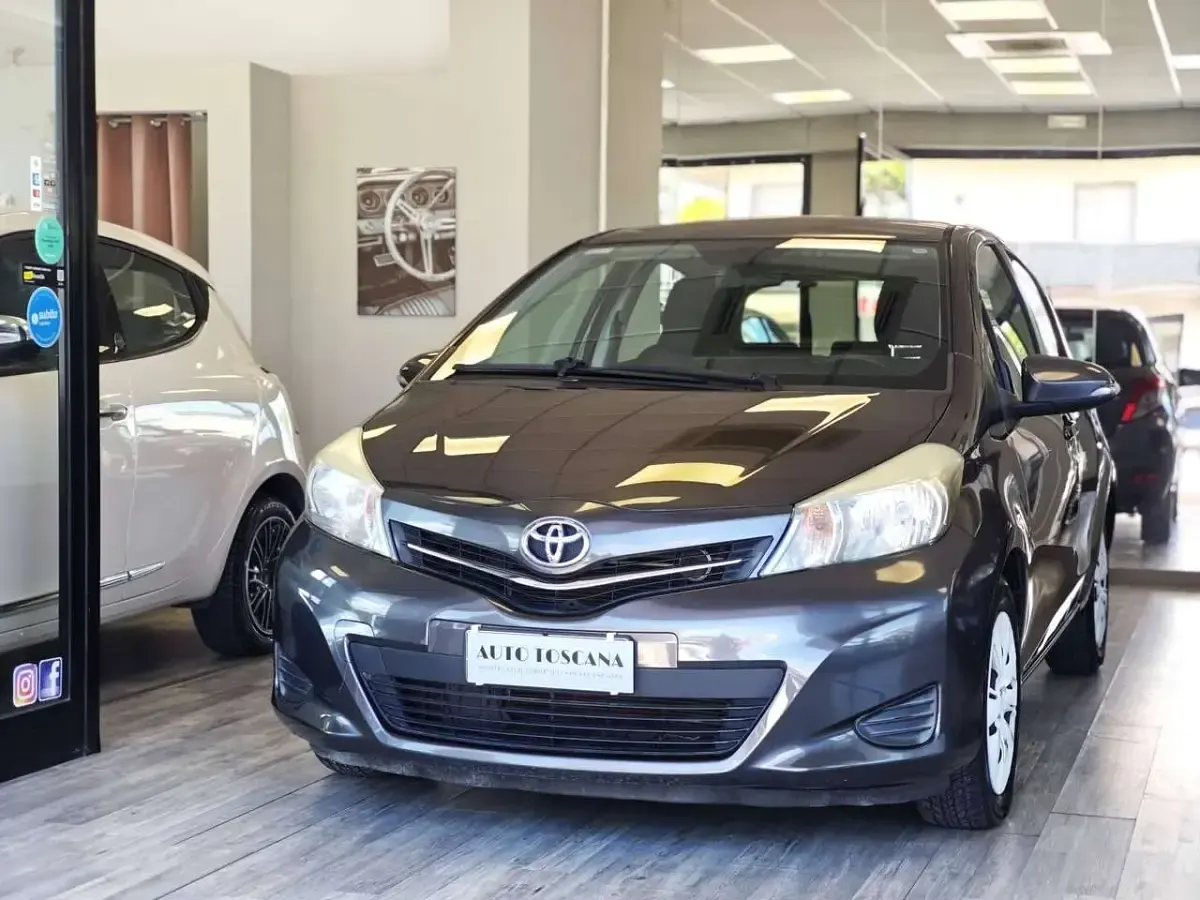 Usata Toyota Yaris Lounge 99 CV (72 kW) 2013 Marrone Utilitaria
