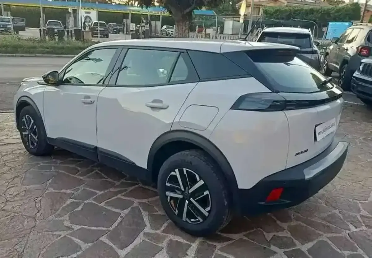 Usata Peugeot 2008 Active 102 CV (75 kW) 2023 Bianco SUV