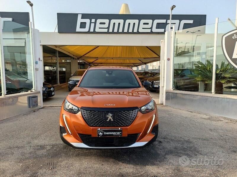 Usata Peugeot 2008 Allure 101 CV (74 kW) 2023 Arancione SUV