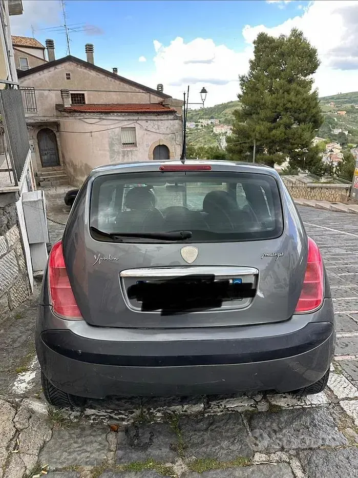 Usata Lancia Ypsilon 69 CV (50 kW) 2004 Grigio Utilitaria