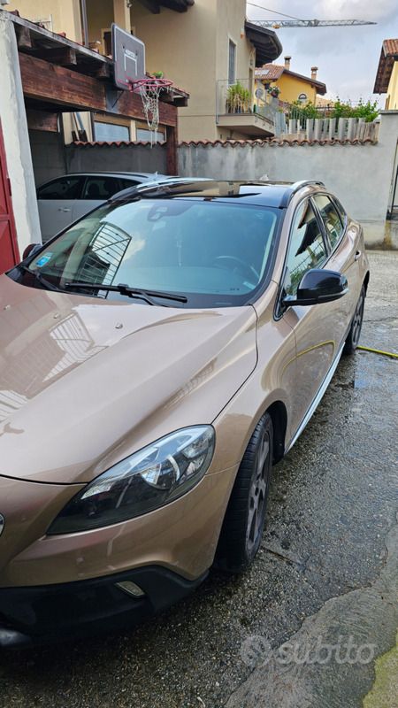 Usata 2015 Volvo V40 CC Station wagon | 9000 € (Buon prezzo) - Immagine 1/4