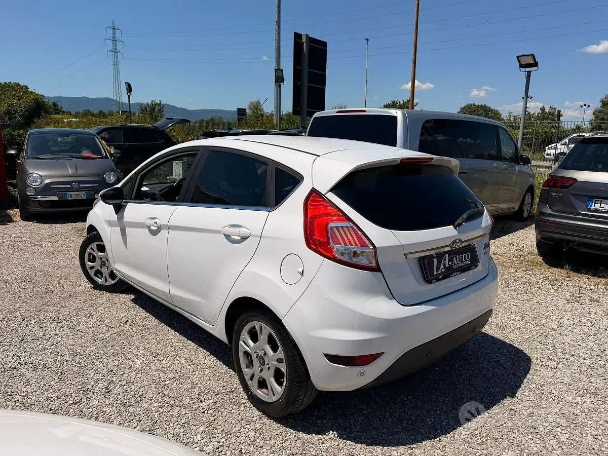 Usata Ford Fiesta Titanium 95 CV (69 kW) 2016 Bianco Utilitaria