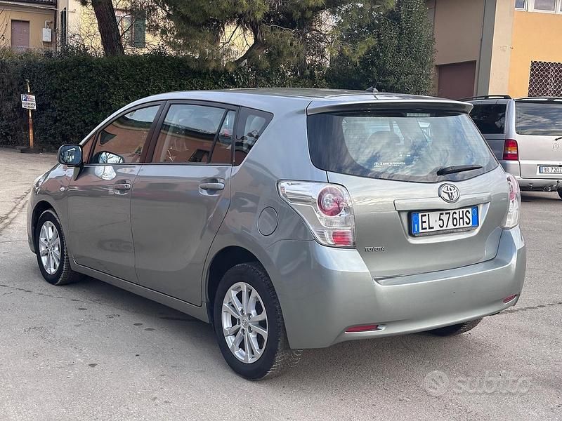 Usata Toyota Verso Luxury 126 CV (92 kW) 2011 Grigio Monovolume