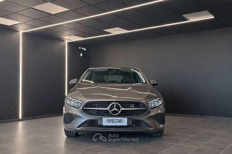 Begagnad Mercedes A250 Advanced 163 HK (119 kW) 2023 Grå Sedan