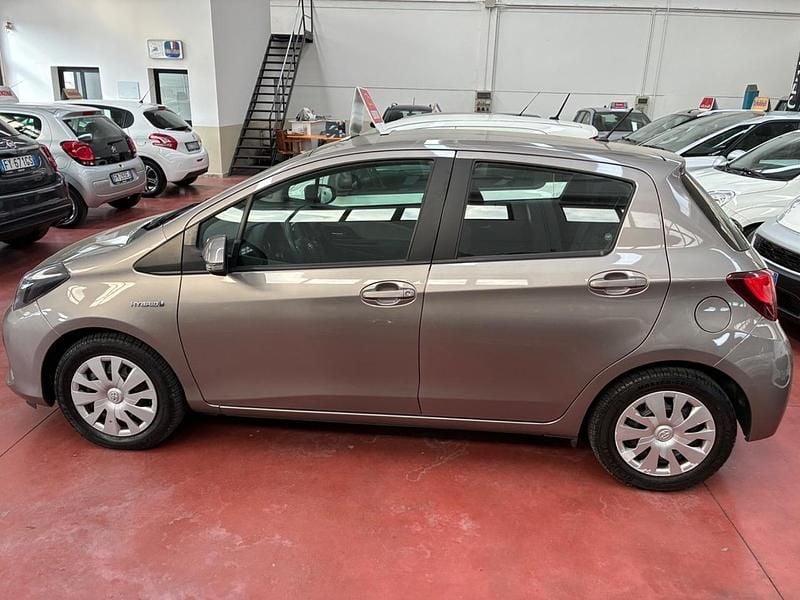 Usata Toyota Yaris Hybrid Style 74 CV (54 kW) 2014 Grigio Berlina