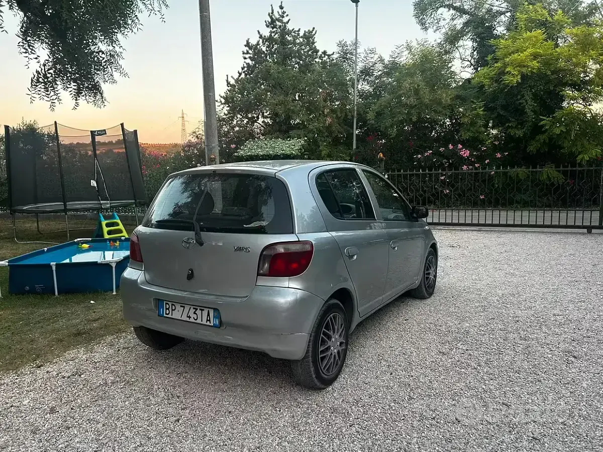 Usata Toyota Yaris 68 CV (50 kW) 2001 Grigio Berlina