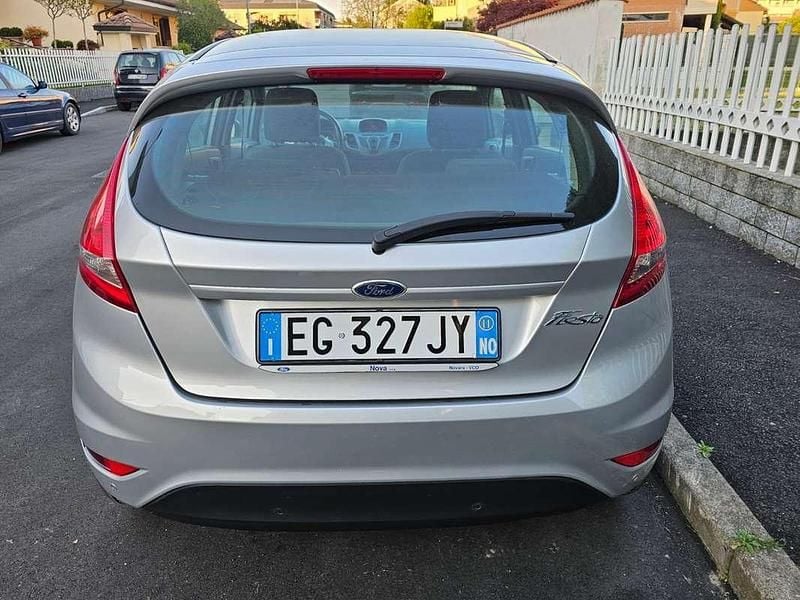 Usata Ford Fiesta 82 CV (60 kW) 2011 Argento Utilitaria