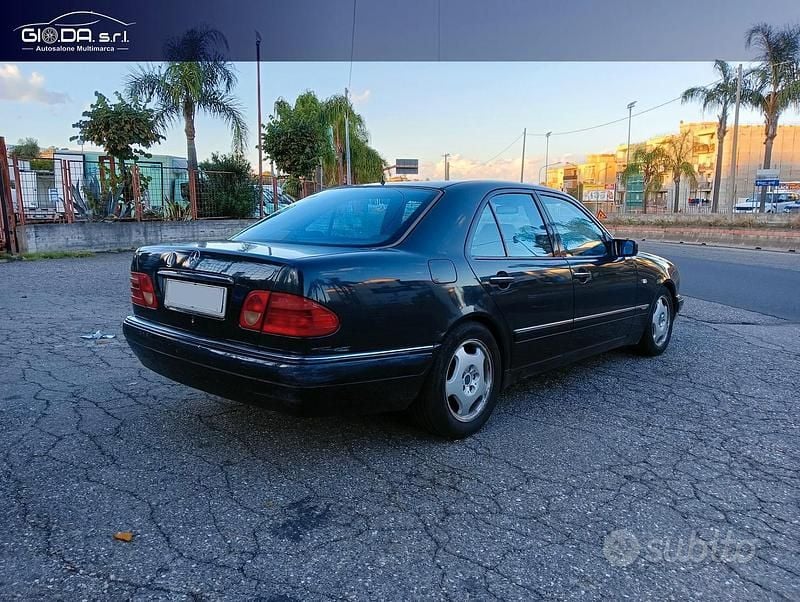 Usata Mercedes E250 Avantgarde 149 CV (109 kW) 1998 Blu Berlina