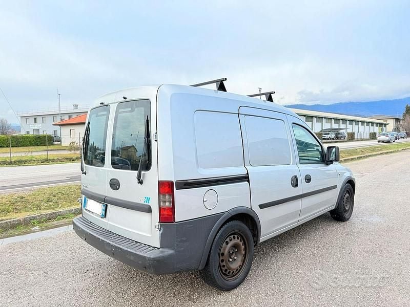 Usata Opel Combo Enjoy 97 CV (71 kW) 2006 Grigio Monovolume