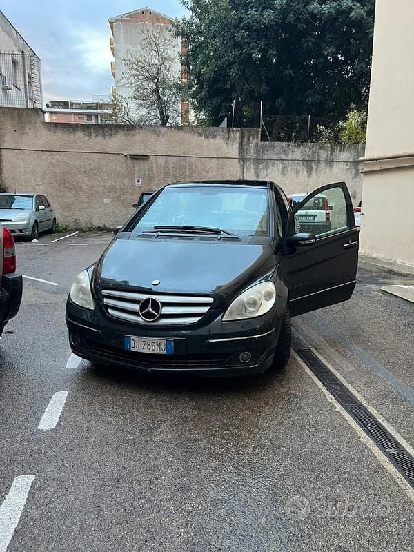 Nero Usata 2006 Mercedes B200 Monovolume | 2200 € (Buon prezzo) - Immagine 1/4