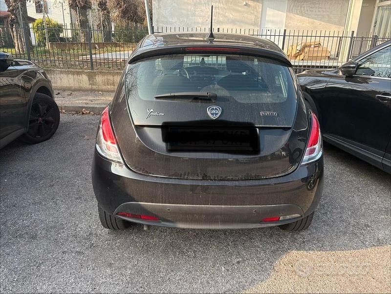 Usata Lancia Ypsilon Gold 69 CV (50 kW) 2023 Nero Utilitaria