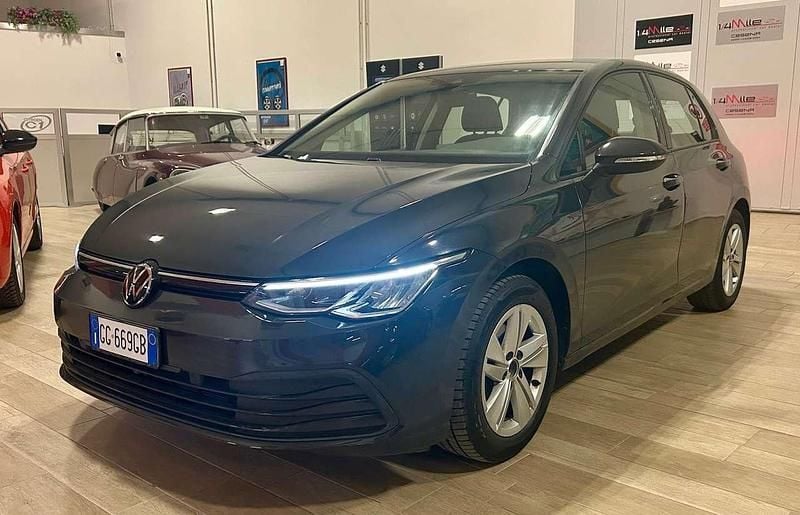 Usata VW Golf VIII Life 131 CV (96 kW) 2021 Grigio Berlina