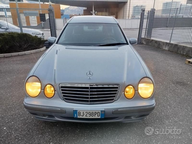 Usata Mercedes E270 Avantgarde 170 CV (125 kW) 2000 Grigio Station wagon