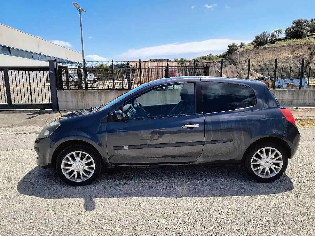 Usado Renault Clio II LE 75 CV (55 kW) 2008 Gris Berlina